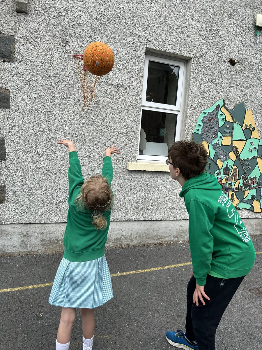 Ysgol Talyllychau

Llysgenad Chwaraeon yn arwain ymarfer Pelrhwyd 🏀🏀Our Sports Ambassador leading a Netball skills session 👏👏