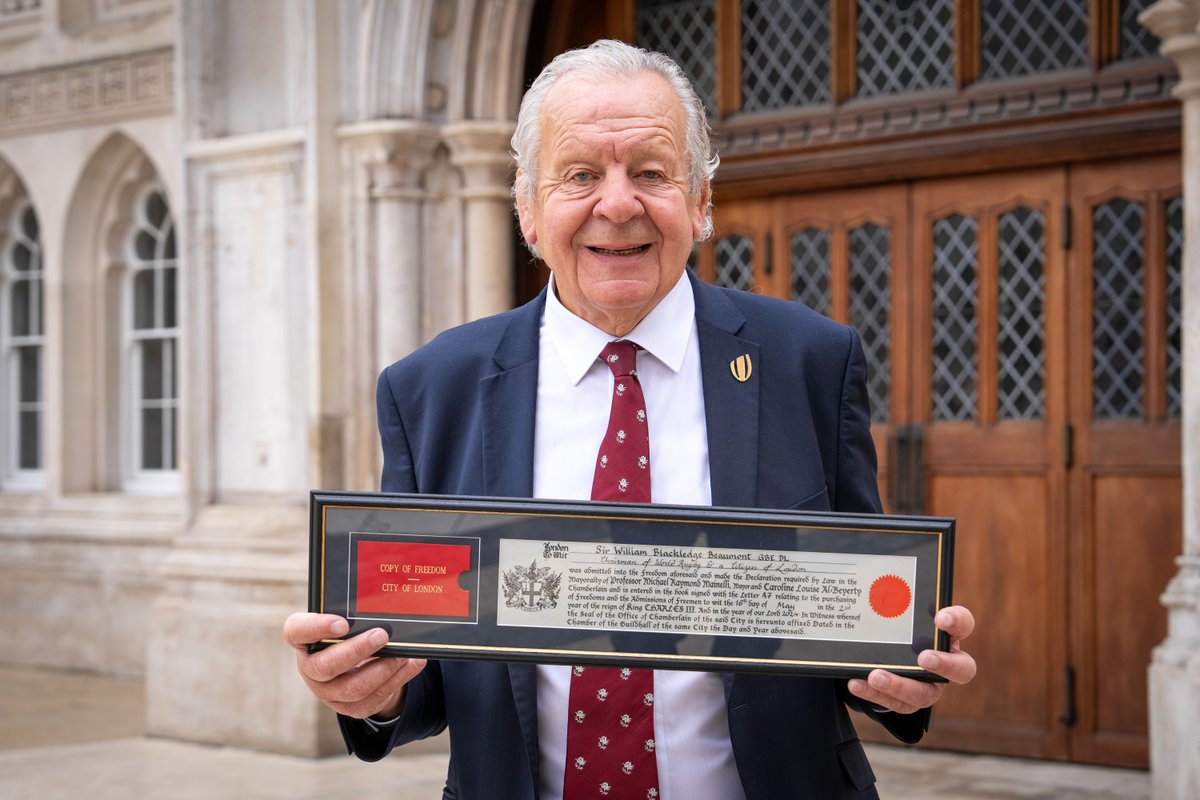 England rugby legend Sir @BillBeaumont has received the #FreedomOfTheCityOfLondon, in recognition of his outstanding services to sport. bit.ly/3QXA2NT