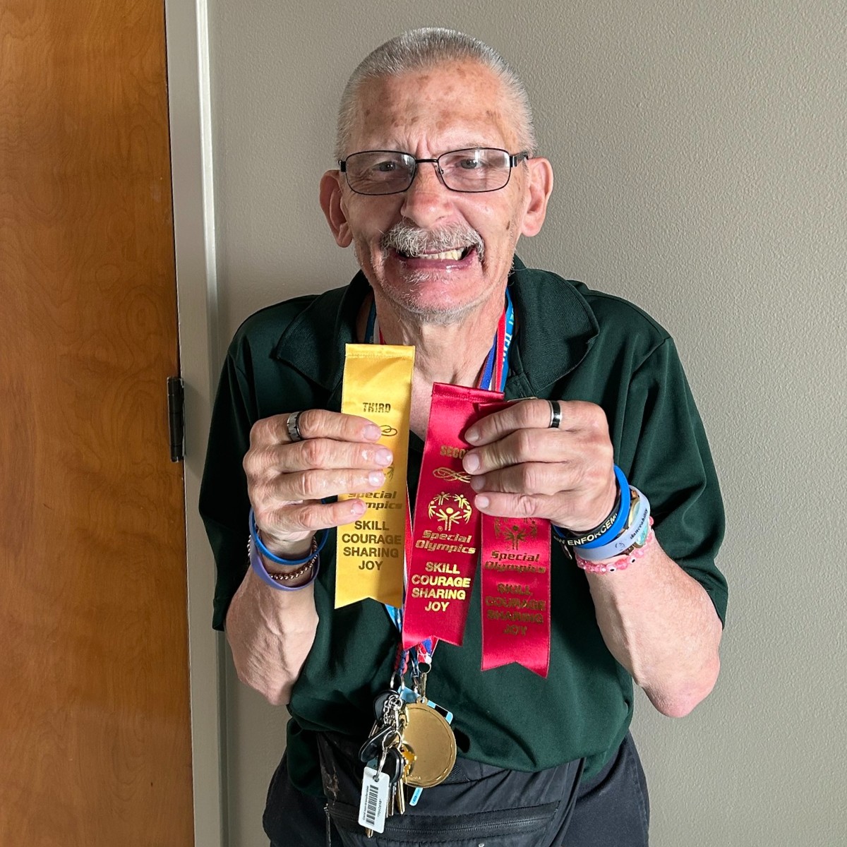 💙🏅Congrats to Don Solberg, a volunteer at Kenmore Mercy, who participated in @SpecOlympicsNY's Western Region Spring Games! Much to the excitement of his friends/colleagues, Don returned to the hospital with plenty of ribbons and medals in hand. #CHBuffalo #VolunteerSpotlight