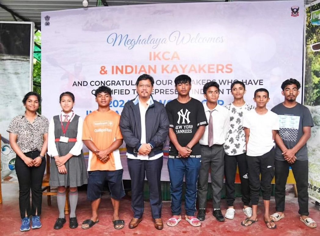 MLwithConrad's tweet photo. Our state has been recognized again through these three kayakers. Our Hon'ble CM Shri. @SangmaConrad met the contingent kayakers at Umtham village in Ri-Bhoi district today. 

#umtham #ribhoi #kayakers #honour #congratulation  #sports https://t.co/Sko0oJKlZv