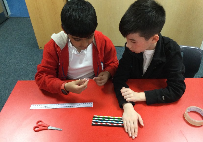 ParkViewPV's tweet photo. 4H have been investigating pitch in their sound topic. We made sets of panpipes to see how the length of the straw affected the pitch of the sound. #PVScience 🥼🎼 https://t.co/cNACFodKLi
