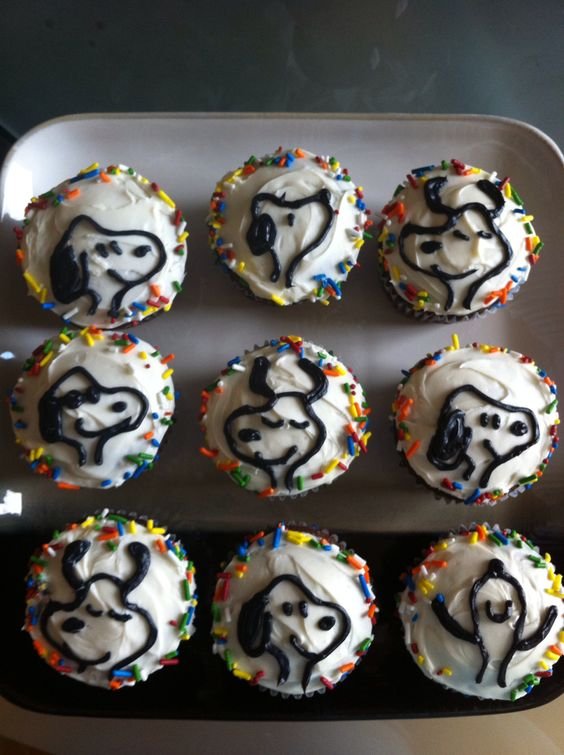 snoopy cupcakes