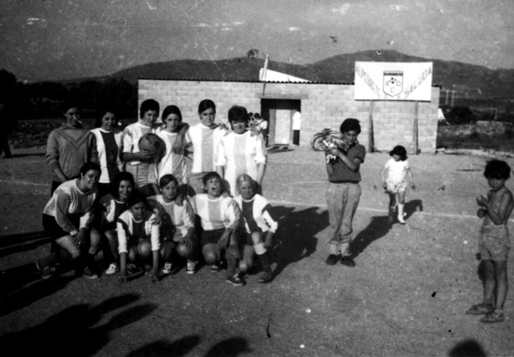 📷El equipo femenino de Alpedrete posando antes (o después) de un partido, 1977. “Colección “Madrileños” (Ayuntamiento de Alpedrete), ARCM.