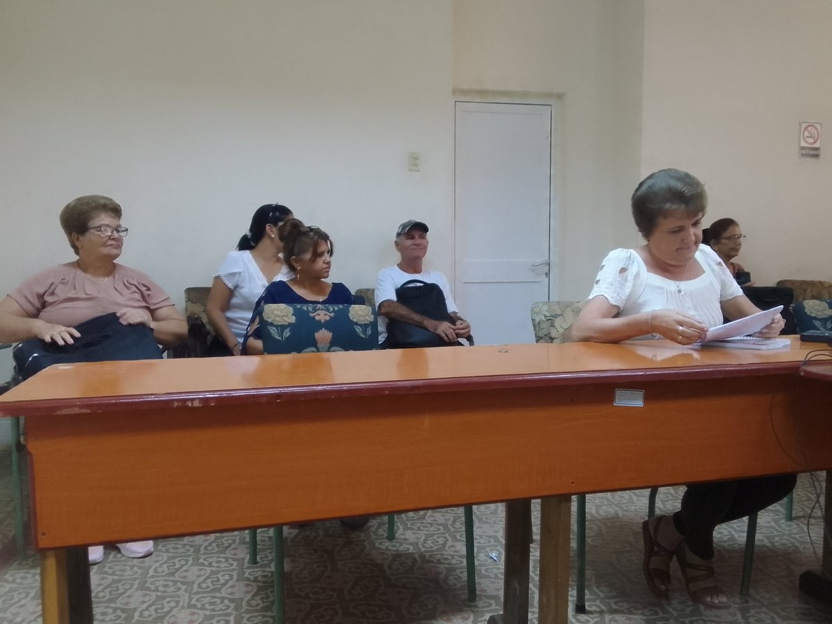 DiarioMayabeque's tweet photo. El miembro del Comité Central del Partido y ministro de Educación Superior, Walter Baluja García, intercambió con autoridades de gobierno y personal de la ciencia en #Quivican, como parte de la visita gubrrnamental a la provincia. #DiarioMayabeque #CubaVive #MejorEsPosible https://t.co/3mcMSgugpR