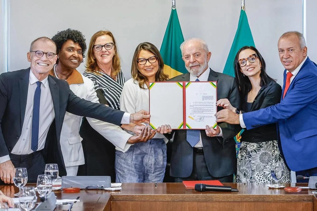 Lula SANCIONOU lei que garante SIGILO de vítimas que sofreram violência doméstica Lula afirmou que essa lei tem o objetivo de que as mulheres 'não sejam revitimizadas e constrangidas durante o processo'. MAIS UM GOLAÇO DO NOSSO PRESIDENTE