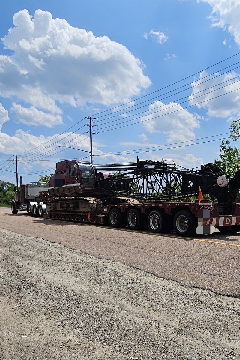 This oversize load had no permit for @RegionofHalton roads. Total weight was over 80000kg. A bigger issue was that, 5 brakes on the trailer were out of adjustment & 2 more were inoperative, also 3 bald & 1 flat tire. Truck axles & tires were also overloaded. OOS @HaltonPolice ^MD