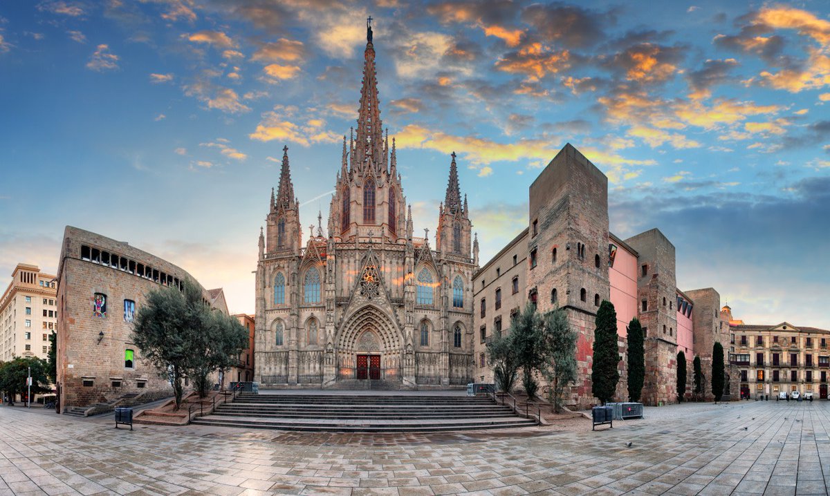 荘厳なゴシック建築「#バルセロナ 大聖堂」✨

地元では「ラ・セウ」の愛称で親しまれています🥰
正式名は「サンタ・クレウ・イ・サンタ・エウラリア大聖堂」☝

バルセロナの旧市街、ゴシック地区のランドマークです⛪

👉bit.ly/43VZOHH

#VisitSpain #SpainUrban