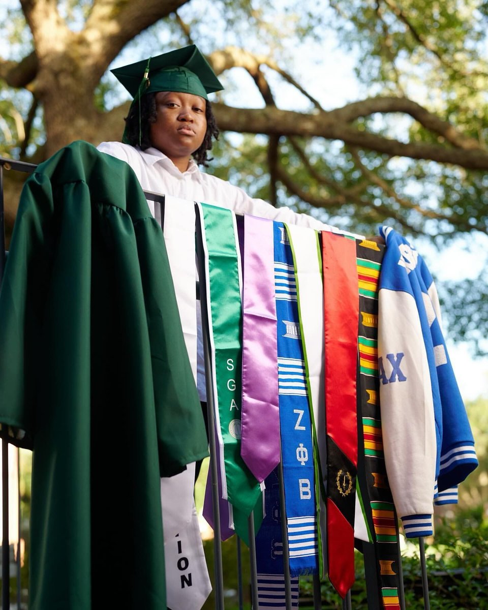 What your stoles look like when you worked hard and won at college. 🙌🏾💙 Shout out to the graduating sorors of Zeta Phi Beta! 💙🤍 @dhuey.2 📷: @heronlyfan #zetaphibeta #stetsonuniversity #WatchTheYardGrads