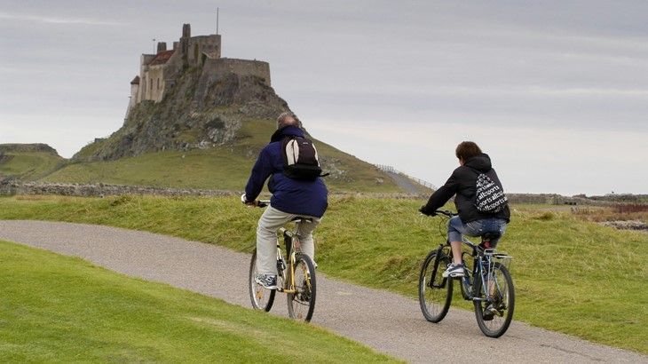 🌊 Now this is a cycle adventure – the causeway to the Holy Island of Lindisfarne, off a spectacularly rugged coastline, is only accessible during low tide. Follow the #LittleRedSign to find this and more unforgettable National Cycle Network routes. buff.ly/4bJ8VOK