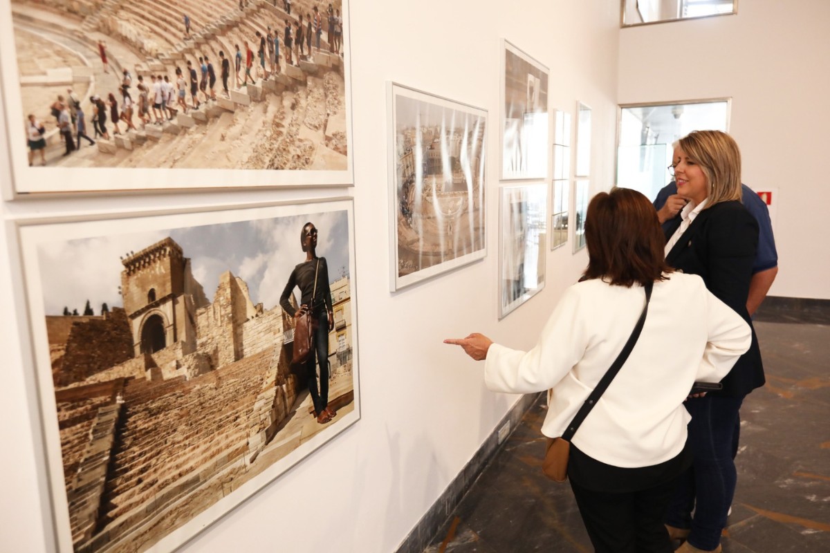 🏛️El lado más humano y cotidiano del Teatro Romano de #Cartagena protagoniza las fotografías de Díaz Burgos. 📸📆La exposición 'Lux Petrae II' estará disponible en el Museo hasta el 18 de noviembre. 🌐Más detalles en cartagena.es/detalle_notici…