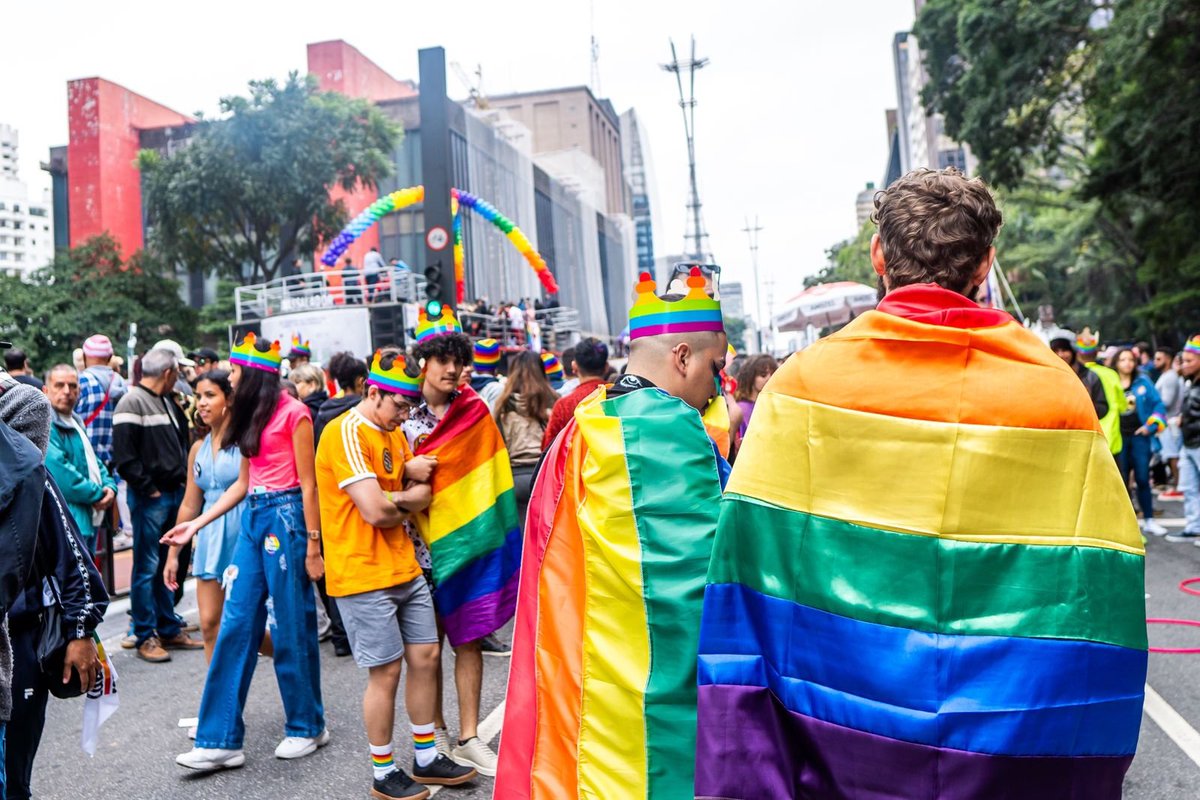 🏳️‍🌈 São Paulo fortalece a luta contra a LGBTfobia!

Em parceria com a Coordenação de Políticas para LGBTI+, a GCM será acionada diretamente pela Secretaria de Direitos Humanos para atender denúncias.

🤝 Juntos, avançamos para garantir segurança e respeito à comunidade.

Saiba