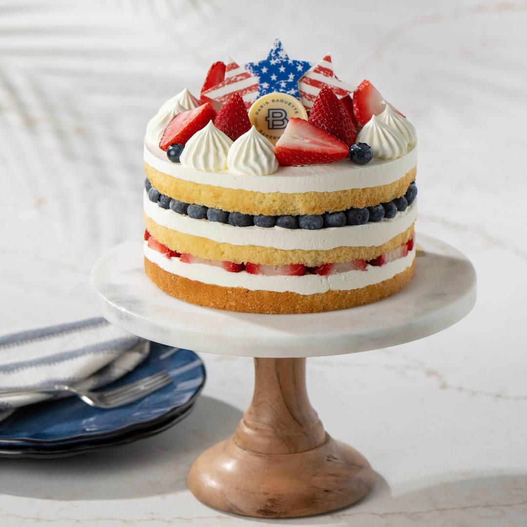 Kick off Memorial Day weekend with a Stars & Stripes Berry Trifle Cake from Paris Baguette! 🇺🇸 Available in US cafes through 5/27.