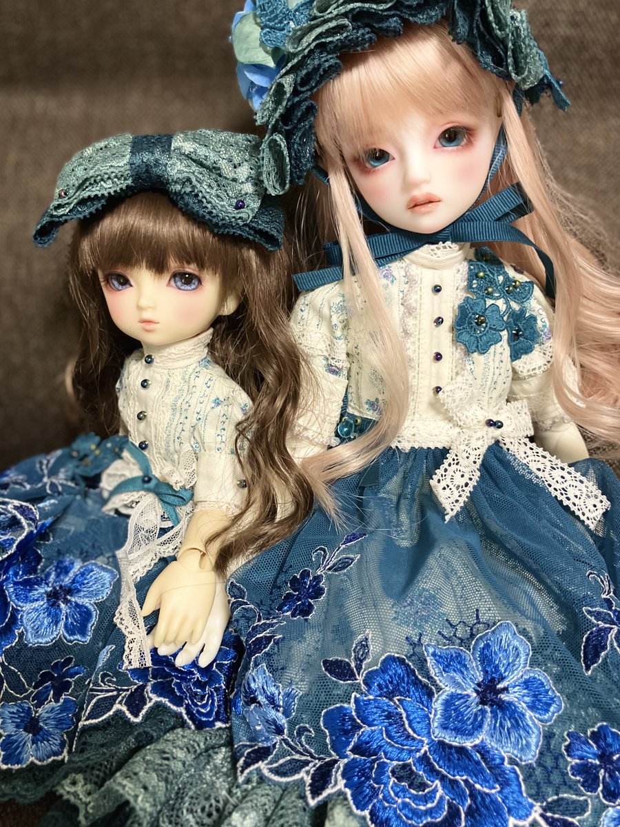 rainbow_opal's tweet photo. HOWAFUWAさん( @xhowafuwax )の素敵なお洋服をさっそくドールズに着せてみました！お揃いでお迎えできて本当にうれしい😭
めちゃくちゃ豪華でずっと眺めていられるな〜〜レースの色味も深くて綺麗💙
紫陽花にも合いそうだし、これからたくさん着せていっぱい写真撮ろ〜〜！！😺
 #HOWAFUWA https://t.co/Sh6wMvfqIy