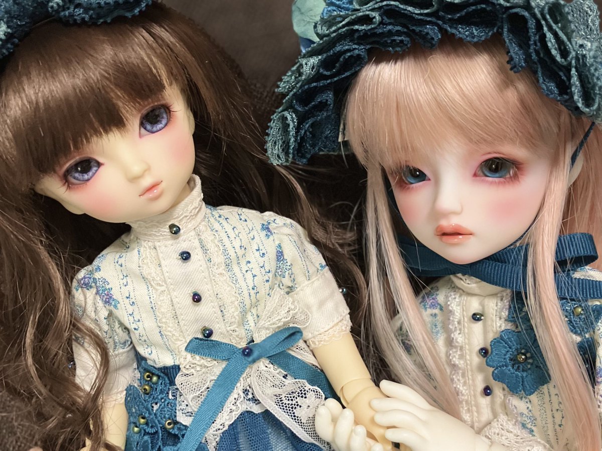 rainbow_opal's tweet photo. HOWAFUWAさん( @xhowafuwax )の素敵なお洋服をさっそくドールズに着せてみました！お揃いでお迎えできて本当にうれしい😭
めちゃくちゃ豪華でずっと眺めていられるな〜〜レースの色味も深くて綺麗💙
紫陽花にも合いそうだし、これからたくさん着せていっぱい写真撮ろ〜〜！！😺
 #HOWAFUWA https://t.co/Sh6wMvfqIy