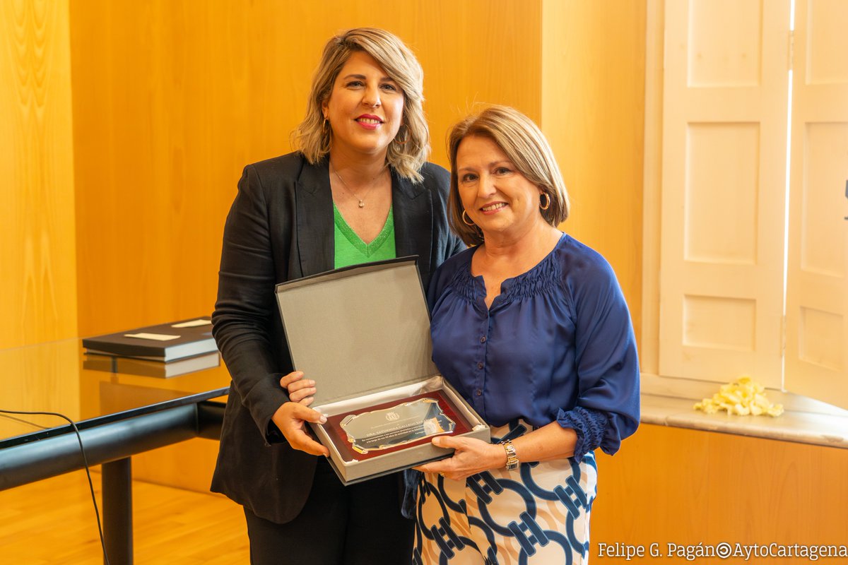 👏Agradecemos los años de servicio a los empleados municipales jubilados de los últimos doce meses en el Ayuntamiento de #Cartagena. 🎊@NoeliaArroyoHer les ha entregado una placa en reconocimiento a su trabajo por la ciudad. 📸Galería completa en cartagena.es/detalle_notici…