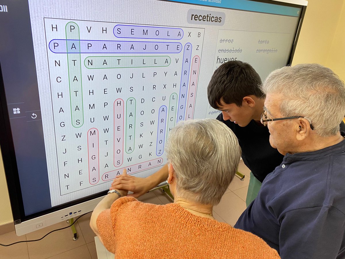 IesAlcantara's tweet photo. Comenzamos el proyecto DGMakers 4Inclusion Fundación Integra con @smart_tech. Estudiantes de secundaria y expertos senior desarrollan actividades con las pantallas Smart. Gracias a @FIntegraDigital y a @jlcastano. https://t.co/vyyKhKsQBu
