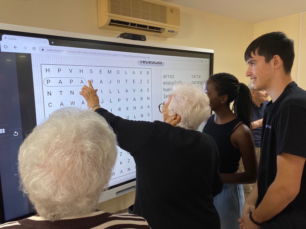 IesAlcantara's tweet photo. Comenzamos el proyecto DGMakers 4Inclusion Fundación Integra con @smart_tech. Estudiantes de secundaria y expertos senior desarrollan actividades con las pantallas Smart. Gracias a @FIntegraDigital y a @jlcastano. https://t.co/vyyKhKsQBu