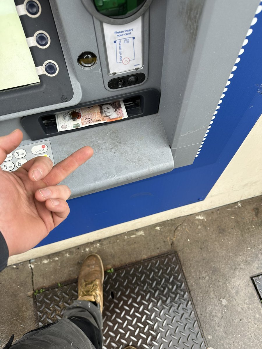 bigkie95's tweet photo. The sound the ATM makes counting my free cash🔥
#findom #cashmaster #alpha #GetCash https://t.co/cFHlEFlP74