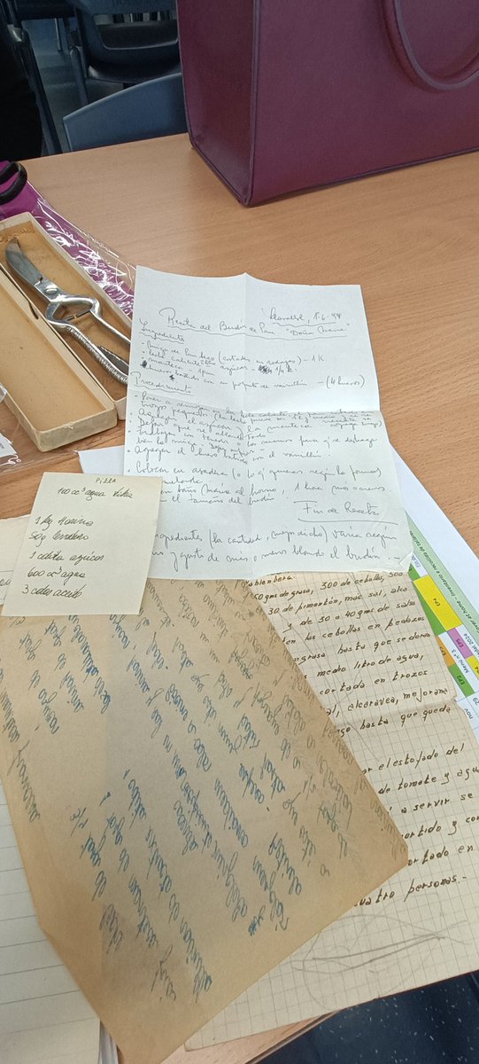 "A cociña das avoas"
Recén chegado de Bos Aires: un par de libros, algún instrumento de cociña e moitas (algo así como 50) receitas da avoa de Covadonga, unha rapaza que volveu a Galiza (este ano foi alumna miña de dirección de cociña) trala emigración da súa nai e avoa. Tesouros