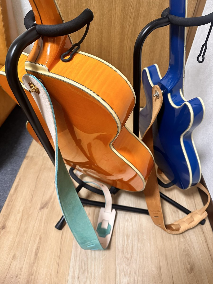 待望の<a href="/toshiki_soejima/">ソエジマトシキ / Toshiki Soejima</a> さんシグネイチャーストラップ届いた🎸
ナチュラルカラーのフルアコ用にグリーンで攻めてみました。セットで届いたピックケースも嬉しい😆
これでギターも頑張るぞ〜‼️
<a href="/dangelico_jp/">D’Angelico Guitars – Japan</a> <a href="/Grandeuomo2016/">Grande uomo®︎/ギターベースストラップ専門店</a>