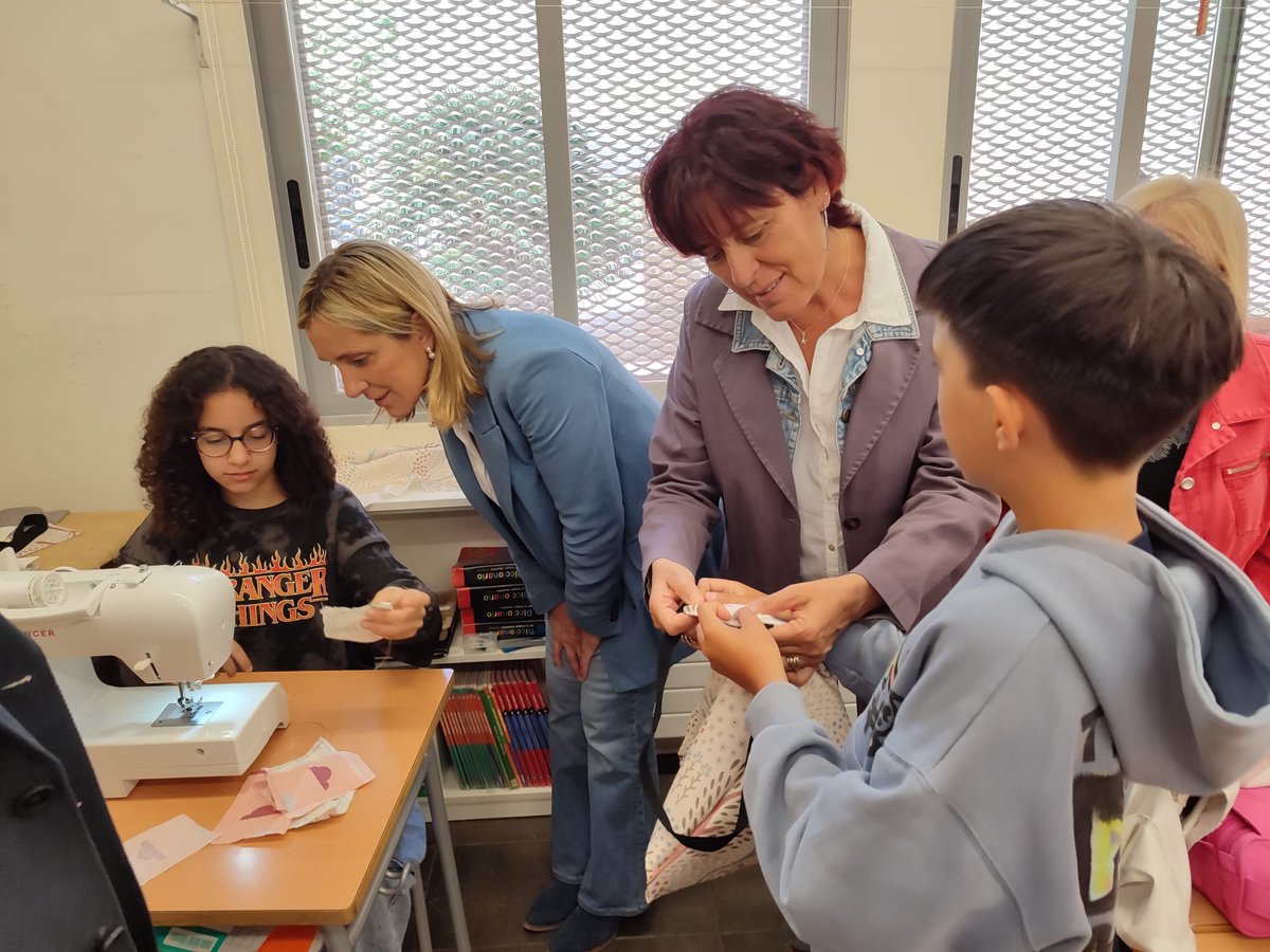 EscolaLaCandela's tweet photo. Avui @VallsAjuntament , @Dipta_cat , @Vallsgenera i @ateneucoopcamp han visitat l'escola per saber i conèixer de la cooperativa que l'alumnat i les mestres @Lili_Pons i @mrtasancho han creat aquest curs. Una iniciativa enriquidora i significativa. #candelapower #somlacandela https://t.co/nbpNMdGr9L