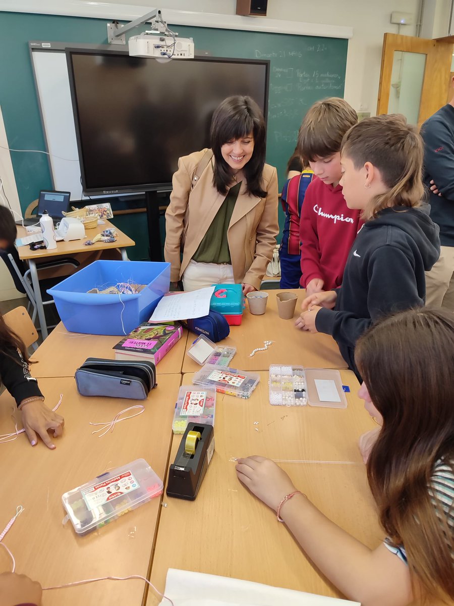 EscolaLaCandela's tweet photo. Avui @VallsAjuntament , @Dipta_cat , @Vallsgenera i @ateneucoopcamp han visitat l'escola per saber i conèixer de la cooperativa que l'alumnat i les mestres @Lili_Pons i @mrtasancho han creat aquest curs. Una iniciativa enriquidora i significativa. #candelapower #somlacandela https://t.co/nbpNMdGr9L