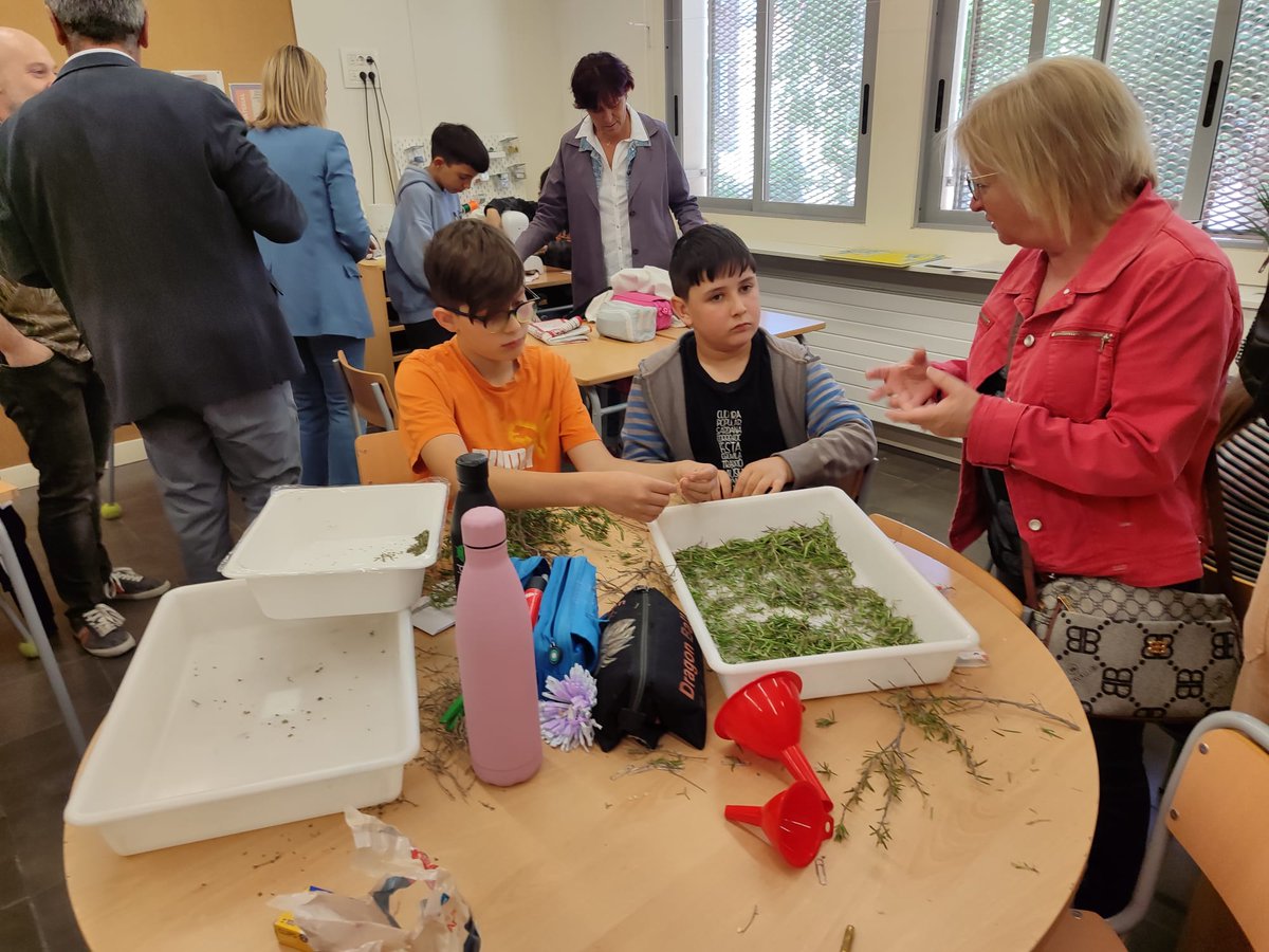 EscolaLaCandela's tweet photo. Avui @VallsAjuntament , @Dipta_cat , @Vallsgenera i @ateneucoopcamp han visitat l'escola per saber i conèixer de la cooperativa que l'alumnat i les mestres @Lili_Pons i @mrtasancho han creat aquest curs. Una iniciativa enriquidora i significativa. #candelapower #somlacandela https://t.co/nbpNMdGr9L