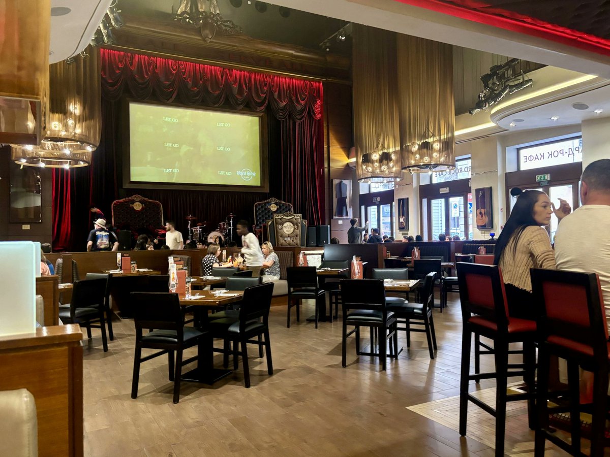 #Firenze, all'Hard Rock Cafe è #Carbonara #Burger!
La tipicità trionfa!

foodmoodmag.it/read/firenze-a…

#hardrockcafe