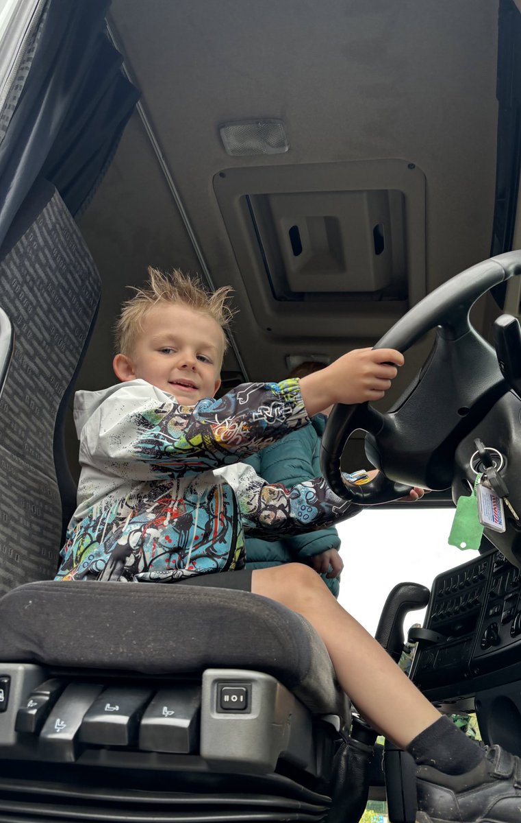 A big thank you to Lanes Garages who came to visit with their recovery lorry this morning. The pupils loved seeing how it worked and getting to sit in the cab too. Thanks to Aimee and Chris Phelps for giving up their time! <a href="/CW_Monmouthshir/">CareersWalesMonshire</a>