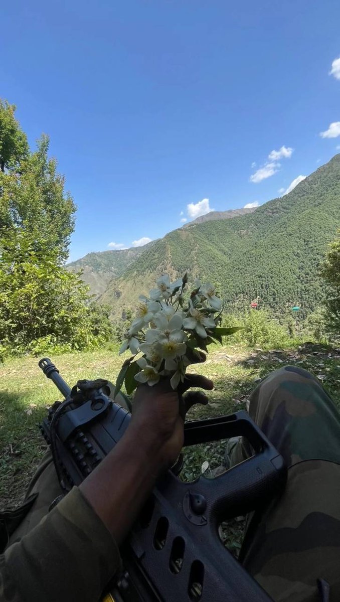 ये ना पूछो,कि ये जिंदगी ख़ुशी कब देती है?क्योंकि ये शिकायत उसे भी है,जिसे ये जिंदगी सब देती है...