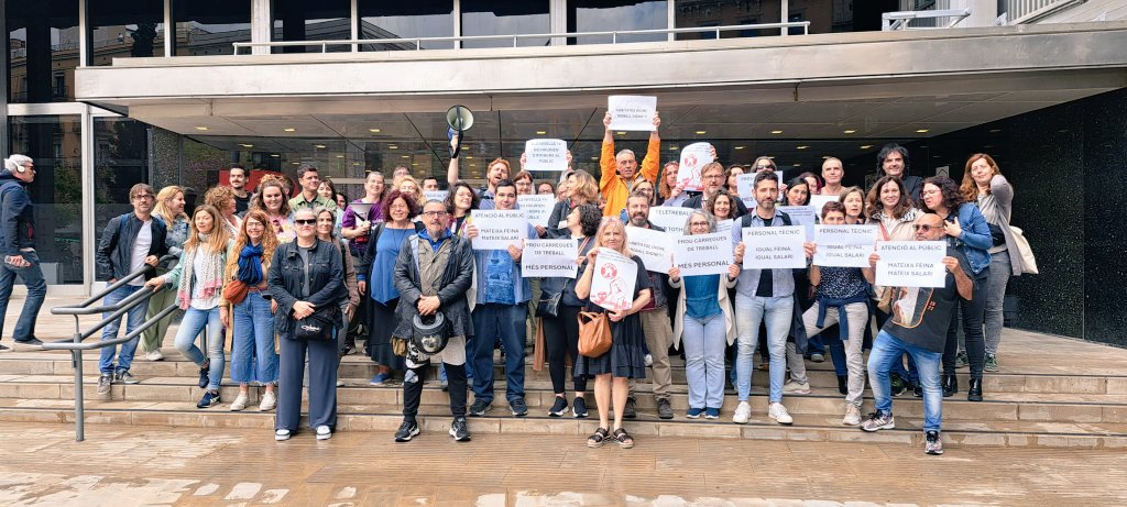 ugtajbcn's tweet photo. Una cinquantena treballadores i treballadors ens concentrem en recolzament a les reivindicacions del personal d'#Habitatge @bcn_ajuntament i #IMHAB
Demanem solucions a la manca de dimensionament al servei, remuneració de plusos, i avaluació de riscos psicosocials, entre d'altres. https://t.co/kw8WLE61ae