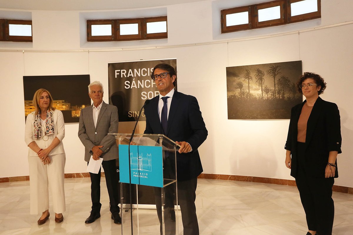 dipuAlicante's tweet photo. El #PalacioProvincial hasta el próximo 22 de julio una exposición dedicada a la comarca de la #VegaBaja 💚

El diputado de #Cultura @JuandeNavarro presenta esta atractiva muestra, compuesta por más de treinta obras del artista Francisco Sánchez Soria🖌️ https://t.co/vd36eB8cIv