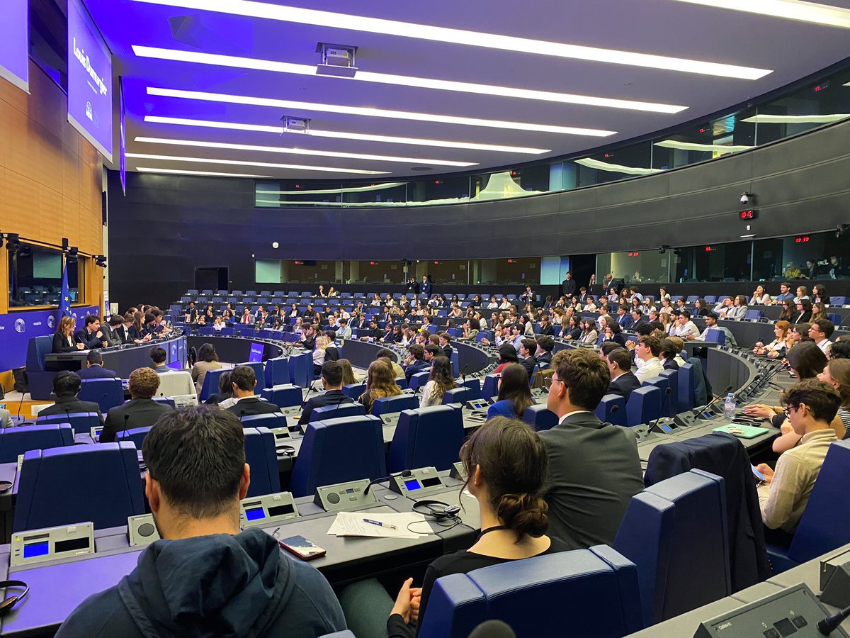 Alexandre Saradjian (@alexsaradjian) on Twitter photo Au Parlement Européen à Strasbourg avec les <a href="/jeunesreps/">Les Jeunes Républicains</a> pour présenter la position du <a href="/EPP/">EPP</a> et <a href="/lesRepublicains/">les Républicains</a> lors de la simulation de l’Assemblée plénière organisée par l’association EuropAgora.
Un véritable plaisir que d’avoir échangé avec les étudiants 🗣️🇫🇷🇪🇺 #Europe Au Parlement Européen à Strasbourg avec les <a href="/jeunesreps/">Les Jeunes Républicains</a> pour présenter la position du <a href="/EPP/">EPP</a> et <a href="/lesRepublicains/">les Républicains</a> lors de la simulation de l’Assemblée plénière organisée par l’association EuropAgora.
Un véritable plaisir que d’avoir échangé avec les étudiants 🗣️🇫🇷🇪🇺 #Europe