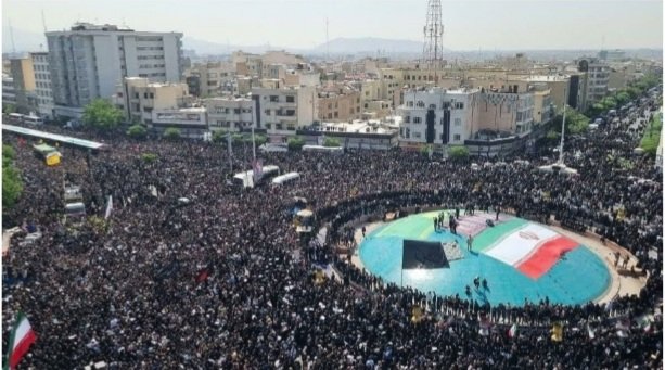AHmdanyan38461's tweet photo. ۵۰ مقام دنیا برای تشیع آمدند.رسانه های مهم دنیا پوشش زنده دادند.چندین ملیون نفر در تشیع حضور داشتند بعد #جنبش_هرزه‌ها که در بزرگترین فراخان۲۰هزار نفر هم جمع نشدند مدعی بی اهمیتی این حماسه هست!

#عزیز_دلها 
#عزیز_ایران 
#عزیز_مردم 
#شهید_جمهور https://t.co/OBAgxkszg2
