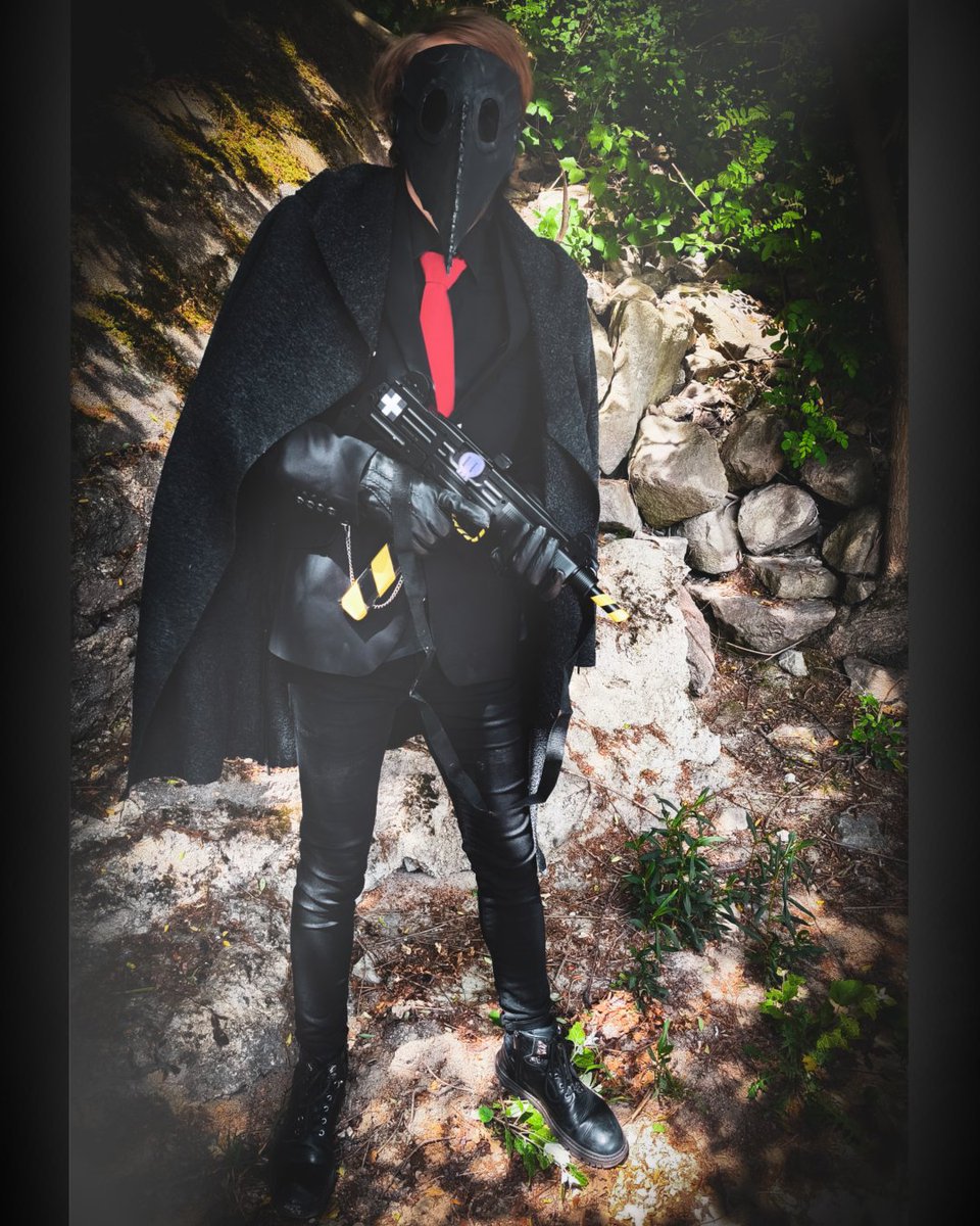 SillyGuyWithGun's tweet photo. #uzi #airsoft #airsoftuzi #gun #weapon #tactical #plagedoctor #cosplay #uniform #suit #submachinegun #mask #uzigun https://t.co/g5cF6veG9l