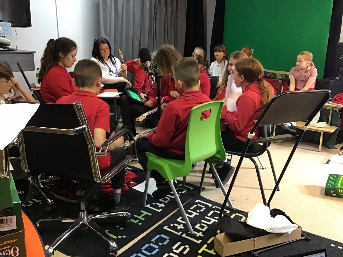 So many facts about #climatechange being explained by our very knowledgeable eco council live on radio @singergise1 now tune in to listen @garntegprimary @ecoschoolsaimee @EcoSchoolsWales @torfaencouncil