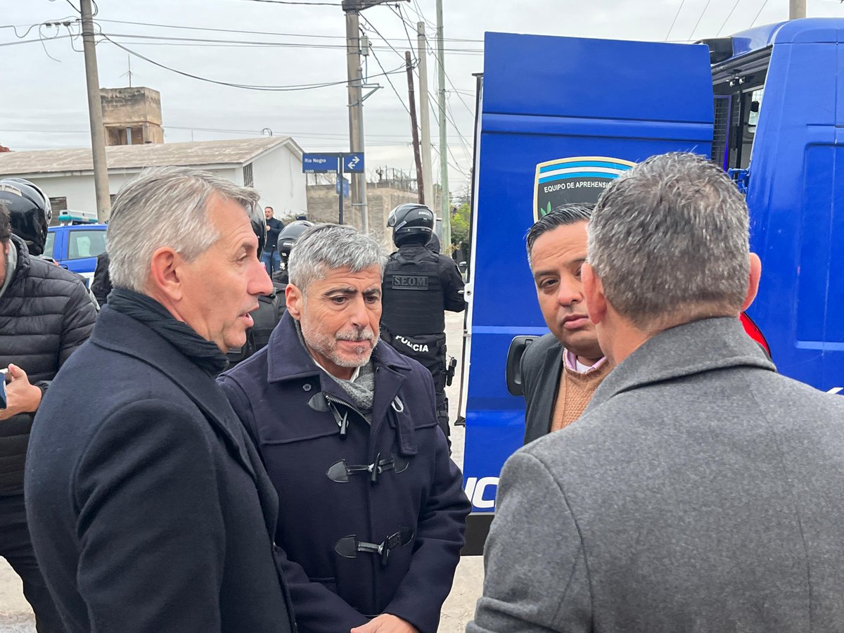 PoliciaCbaOf's tweet photo. ✅ Durante los procedimientos #Detuvimos a 12 personas y secuestramos cuatro armas de fuego, una motocicleta que registra pedido judicial, un automóvil Volkswagen Suran y prendas de vestir, entre otros elementos relacionados a las causas que se investigan.
🤝 🫡 Los mismos fueron supervisados por el ministro de #Seguridad @QuinterosJP y el jefe de #Policía Leonardo Gutiérrez.
👮 🚔 Participaron en el despliegue, efectivos de Investigaciones Criminales, Unidades Especiales, SEOM, ETER, Policía Territorial y de Proximidad, Infantería, Canes y CAP, entre otras dependencias policiales.