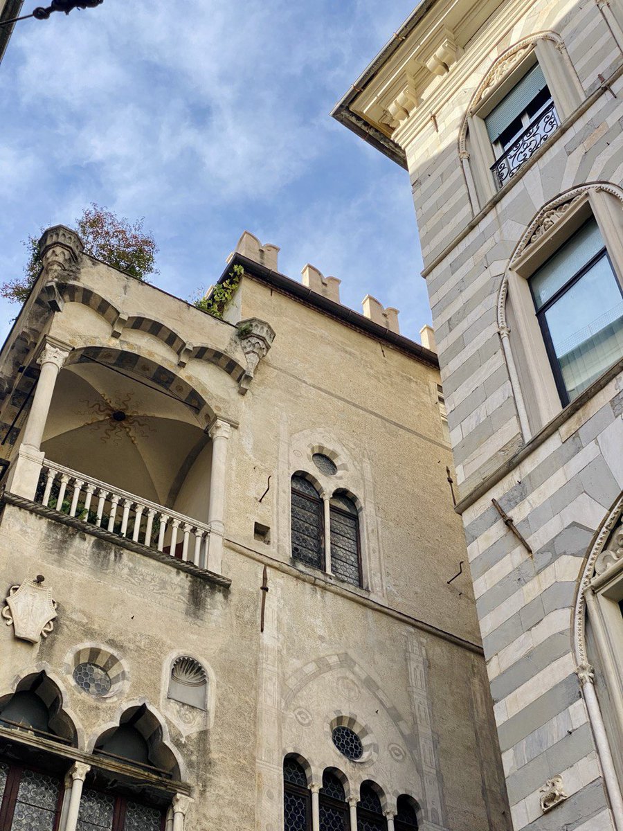 Tra le piazze più affascinanti del centro storico dove il tempo sembra essersi fermato al Medioevo! 🛡️
📍 Eh si, parliamo di Piazza San Matteo, con i suoi
caratteristici palazzi bicromi, dove la storia e l'arte si incontrano in un connubio perfetto.