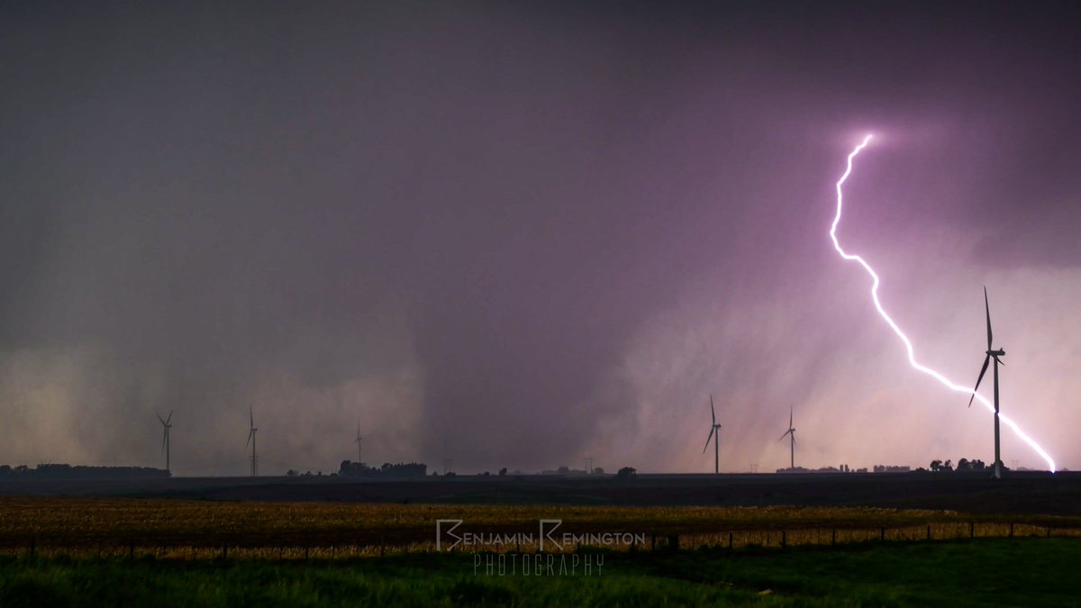 Image from my video of the Greenfield, Iowa #tornado as it churned through a field of windmills. Was very strong at this point. Around 10 minutes before it tore through the town. #iawx
