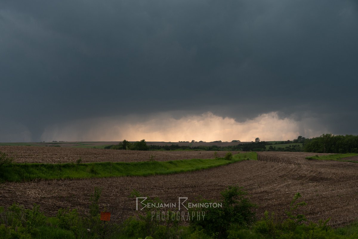 Another image from yesterday's chase, twins! Left is the Greenfield, IA #tornado early in its life, and on the right is the end of the Carbon, IA tornado. Both appeared to be quite strong at this point. #iawx