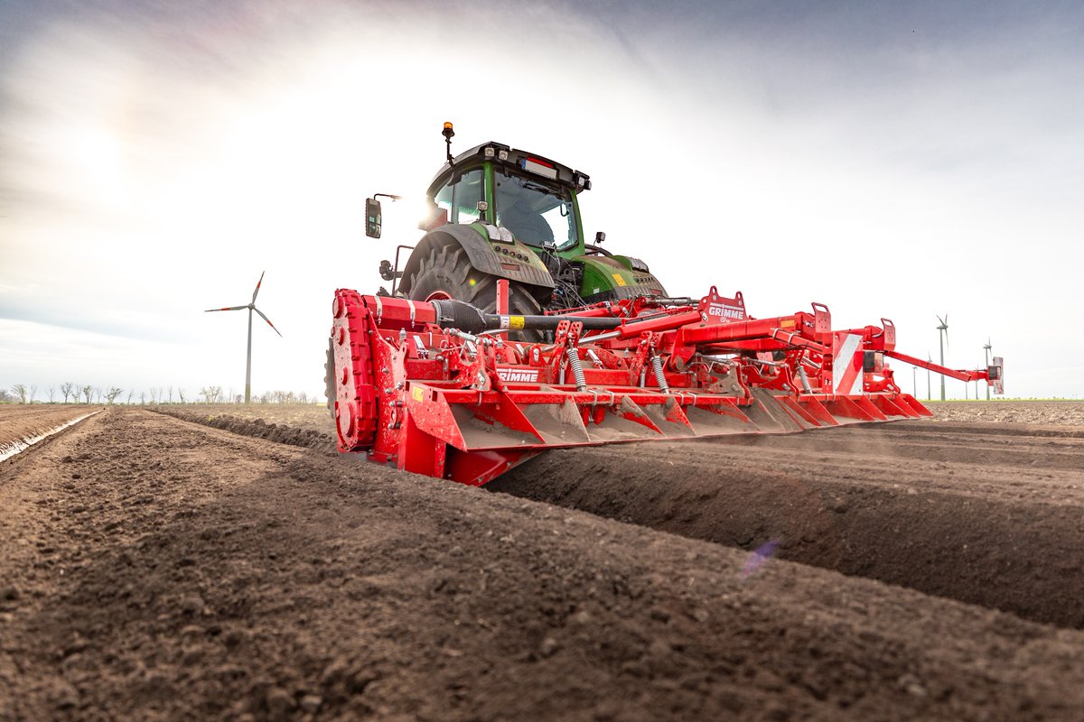 GRIMMEGroup's tweet photo. Our GF 600 is a 6-row rotary hiller and a full width tiller for vegetable and potato cultivation. π₯
Perfect for optimum seedbed preparation.
Β
Here in use at the Rohlfing organic farm in Germany. πͺ
#GRIMMEGroup #potatoes #agriculture #gf600 #potatocultivation #soilcultivation https://t.co/KIzVf3mizK