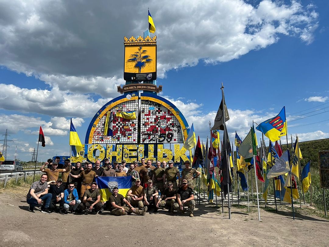 Meet the Adam Tactical Group family. We greet all our friends from the stele at the entrance to the Donetsk region. Together to victory! ✌️🇺🇦