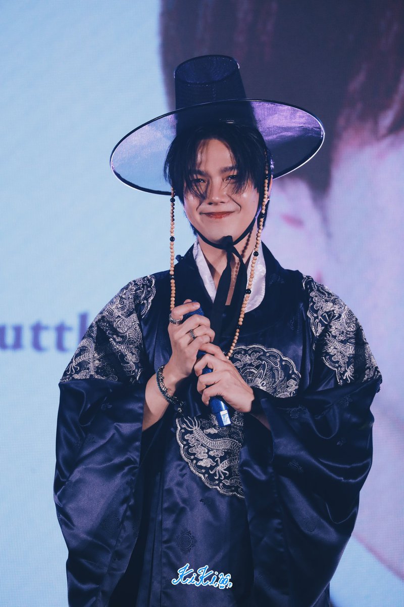 elinayourluve's tweet image. Traditional outfits on Biu:

Biu appreciates every culture and the outfits look great on him too!

Which one is your favorite??

Biu in hanfu or Biu in hanbok??

RT, QT AND REPLY WITH THE TAG!

BUILD FASHION KING
#IconicStyleByBiu
@JakeB4rever #BuildJakapan