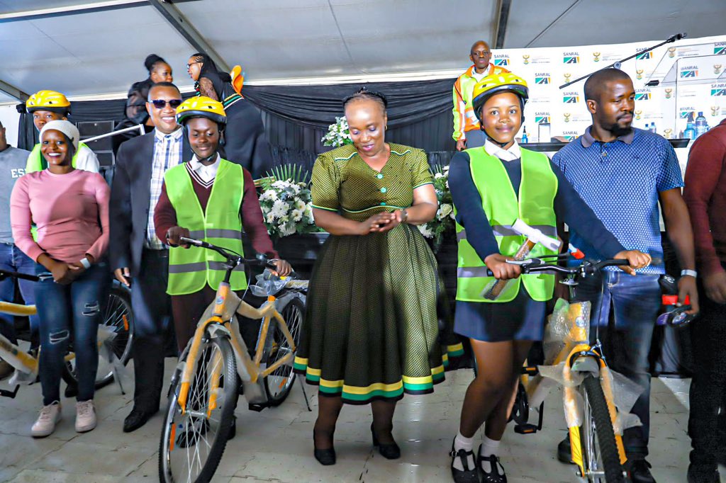Dotransport's tweet photo. PICTURES | A total of 694 bicycles were distributed to six schools within the Chief Albert Luthuli local municipality in Mpumalanga, bringing the Shova Kalula initiative to life.
#OperationSiyakha #Siyasebenza #SANRALRoads https://t.co/frXABKuGDp