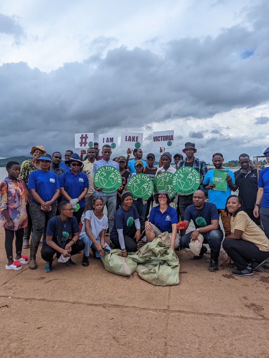 Fridays4FutureU's tweet photo. Let's keep pushing for a waste-free lake.
Together, we can make a difference.
Thanks to @UKinUganda for the big help out.
Wanna join or support us? Message us here.
#IamLakeVictoria https://t.co/7nPUNpihPp
