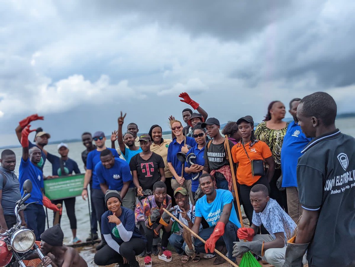 Fridays4FutureU's tweet photo. Let's keep pushing for a waste-free lake.
Together, we can make a difference.
Thanks to @UKinUganda for the big help out.
Wanna join or support us? Message us here.
#IamLakeVictoria https://t.co/7nPUNpihPp