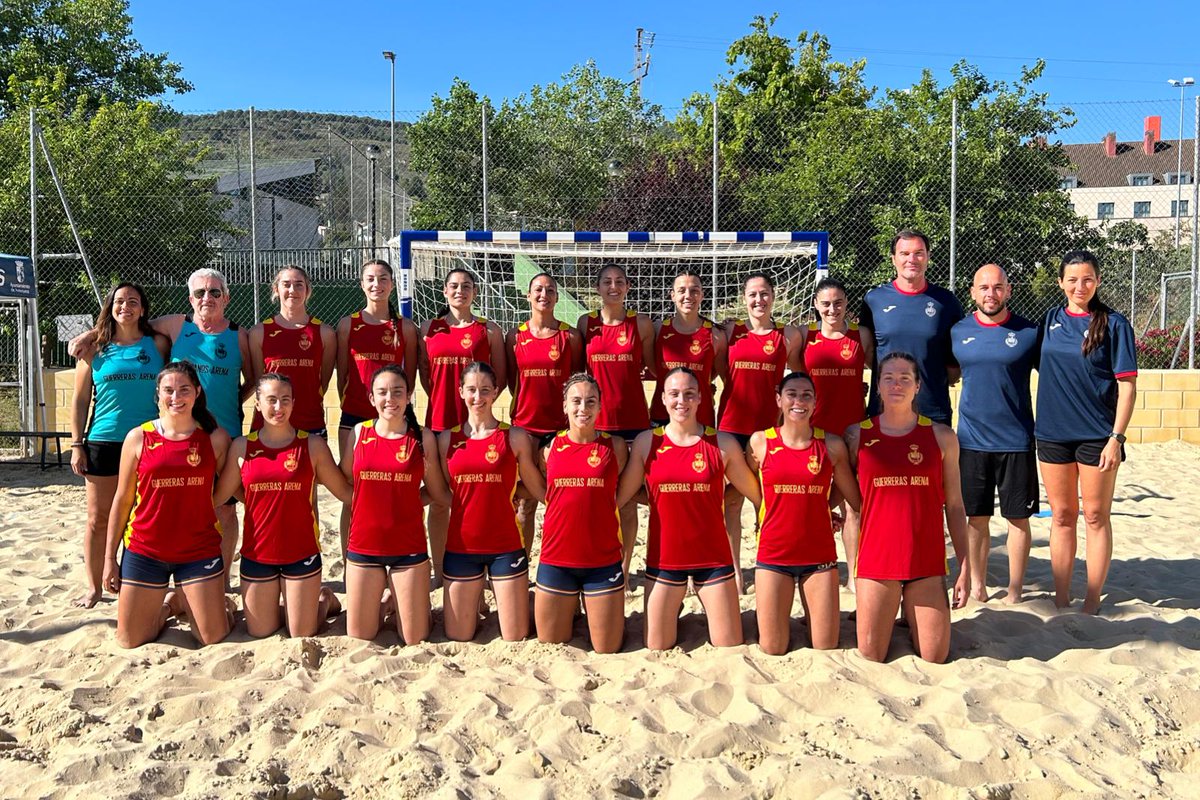RFEBalonmano's tweet photo. 🔝 ¡Nuestras #GuerrerasArena ya trabajan en 𝗔𝗻𝘁𝗲𝗾𝘂𝗲𝗿𝗮!

🔥 El conjunto dirigido por Juan Pablo Morillo continúa la 𝗽𝗿𝗲𝗽𝗮𝗿𝗮𝗰𝗶𝗼́𝗻 de cara a la cita mundialista, que llegará en menos de un mes

#SheLovesHandball #Balonmano https://t.co/w3QrICLHEq
