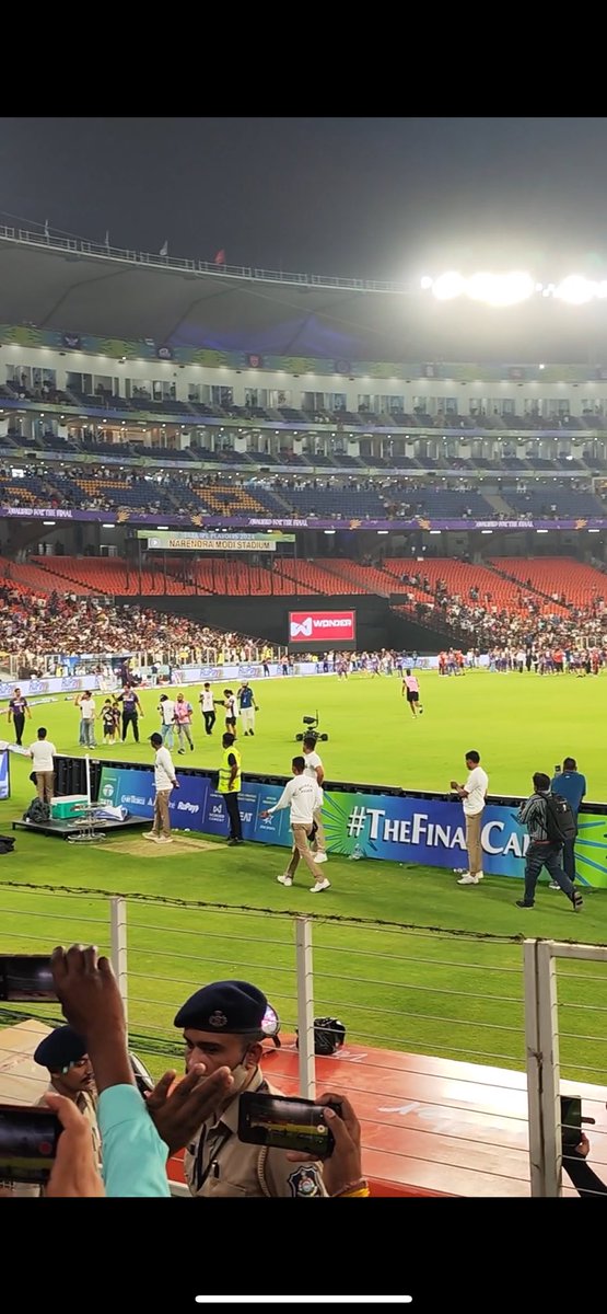 HasmaniHanif's tweet photo. Sirf Parde Ke Uper Hi Nahi King Har Jagah King Hai Uper Wale Ki Meherbani Se @iamsrk #kkrvssrh #kkr #thefinalcall #IPLinHindi https://t.co/eqLnRkIoQ9