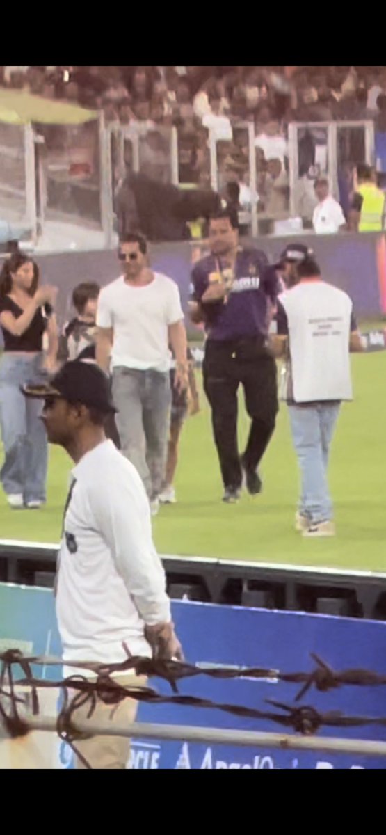 HasmaniHanif's tweet photo. Sirf Parde Ke Uper Hi Nahi King Har Jagah King Hai Uper Wale Ki Meherbani Se @iamsrk #kkrvssrh #kkr #thefinalcall #IPLinHindi https://t.co/eqLnRkIoQ9