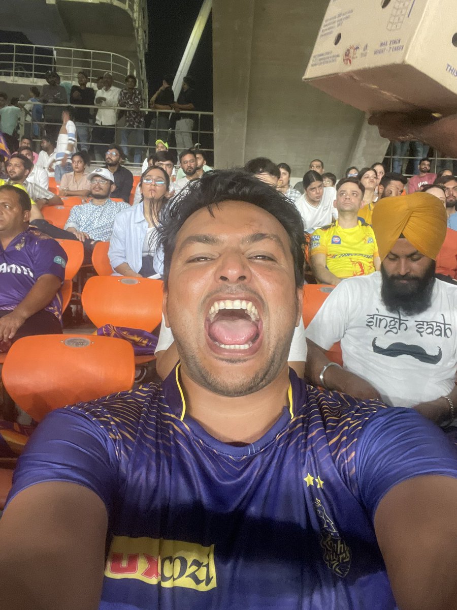 HasmaniHanif's tweet photo. Sirf Parde Ke Uper Hi Nahi King Har Jagah King Hai Uper Wale Ki Meherbani Se @iamsrk #kkrvssrh #kkr #thefinalcall #IPLinHindi https://t.co/eqLnRkIoQ9